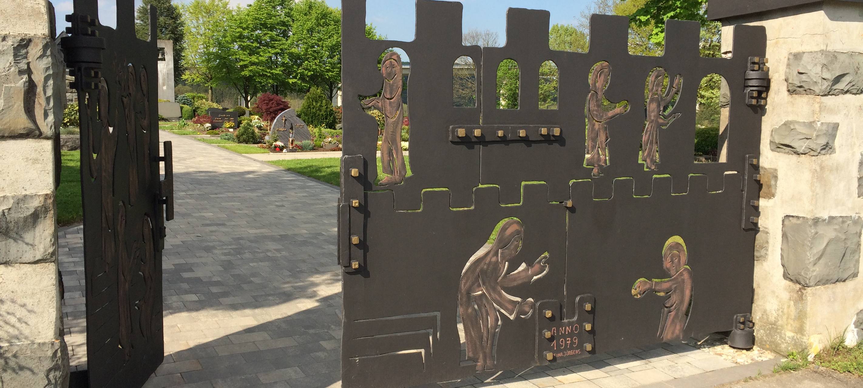 Der Eingang zum Friedhof von Wennemen.