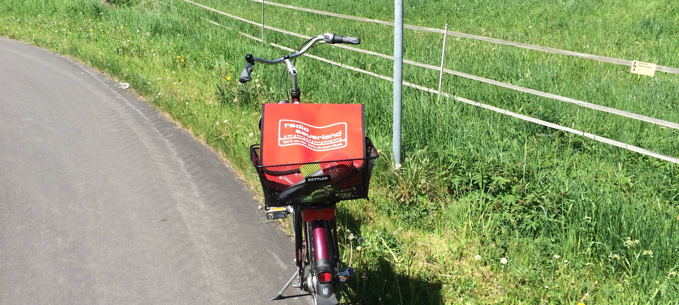 Der Sauerland-Radring wird am 19.05.2017 genau 10 Jahre alt. Er ist 84 Kilometer lang und führt u.a. durch den sog. Fledermaustunnel. Der Sauerland-Radring führt 84 km lang durch schönste sauerländer Natur. Das Wegezeichen zeigt eine Fledermaus.