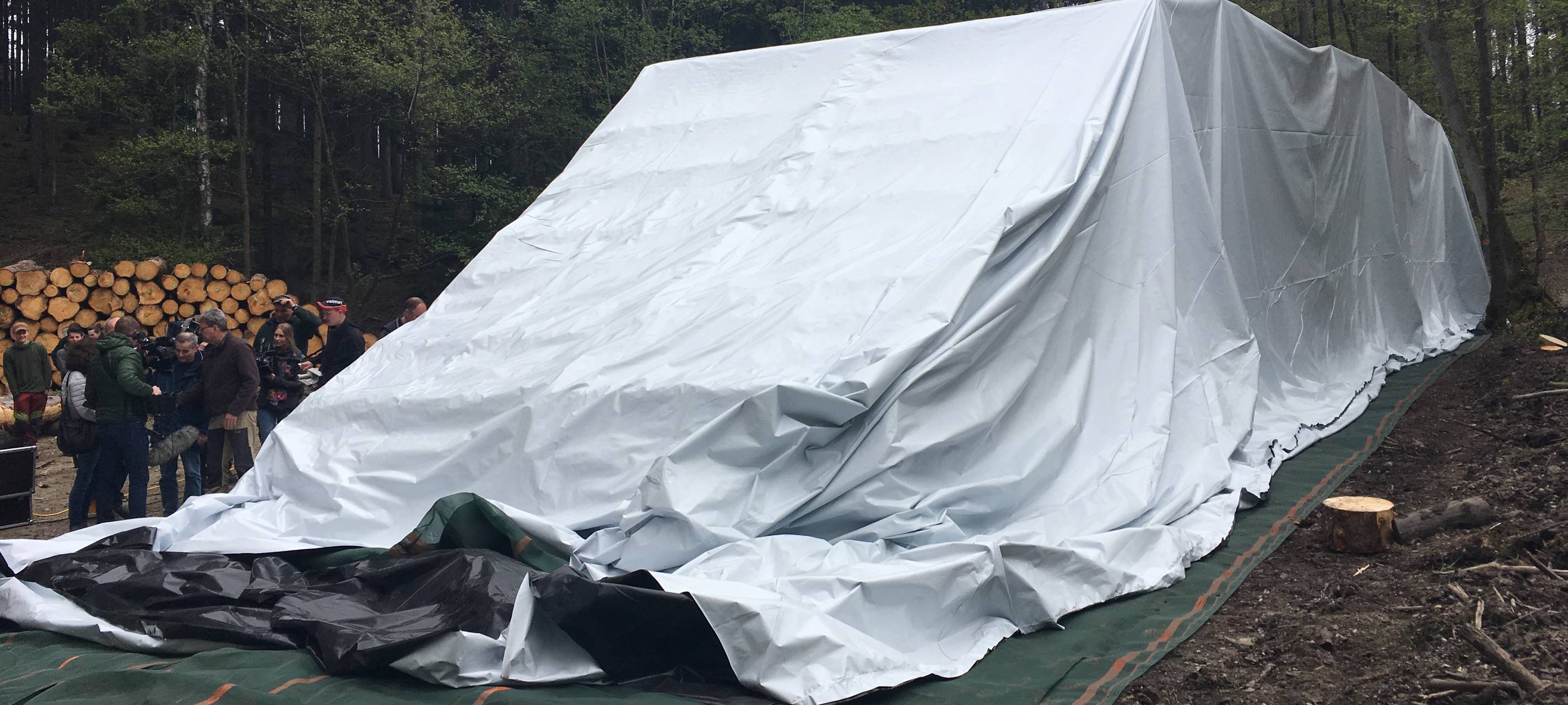 Im Arnsberger Wald läuft ein Versuch vom "Landesbetrieb Wald und Holz NRW", um Lagerholz vom Borkenkäfer zu befreien und gleichzeitig das Holz bis zu fünf Jahre zu lagern, ohne daß es an Qualität verliert. Das Holz wird unter einer Folie luftdicht verschlossen. Insgesamt wird es 10 solcher Versuchsholzstapel geben, insgesamt werden 3000 Festmeter so gelagert. Ziel ist, den Borkenkäfer aus dem Holz zu kriegen und gleichzeitig das Holz so lange zu lagern bis der Holzpreis wieder attraktiver ist.