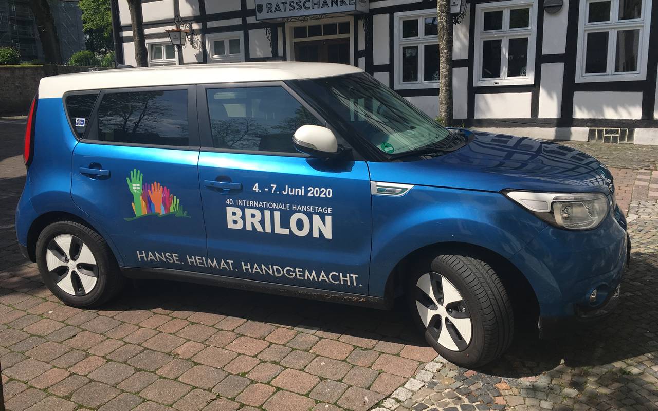 E-Auto der Stadt Brilon mit Werbung für die Hansetage in Brilon vom 04.-07.06.2020.