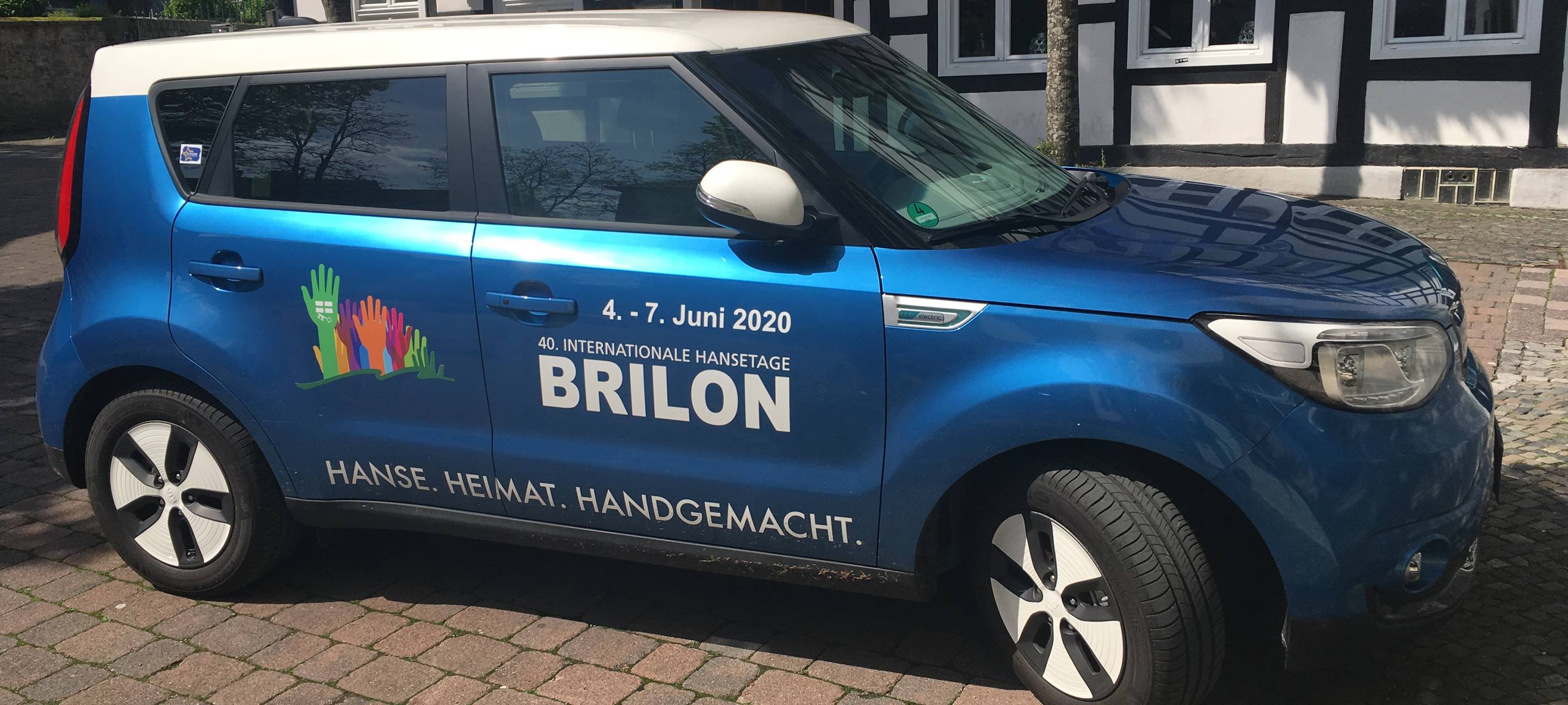 E-Auto der Stadt Brilon mit Werbung für die Hansetage in Brilon vom 04.-07.06.2020.