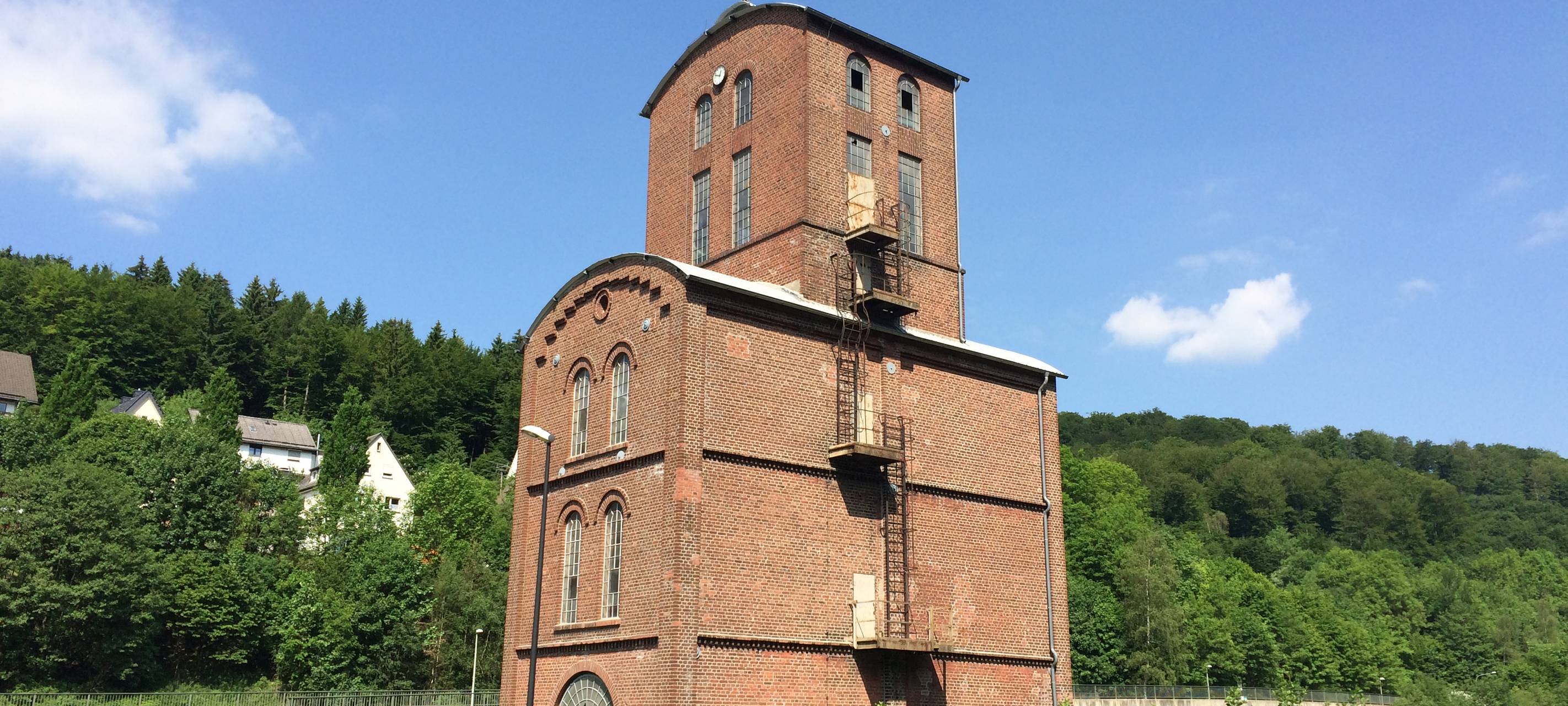 Der Essigturm in Brilon-Wald steht auf einer Industriebrache und steht unter Denkmalschutz. Er soll in das Konzept des entstehenden Gewerbegebiets mit einbezogen werden. Der Essigturm ist das einzige, was noch aus der "DEGUSSA"-Zeit übriggeblieben ist.