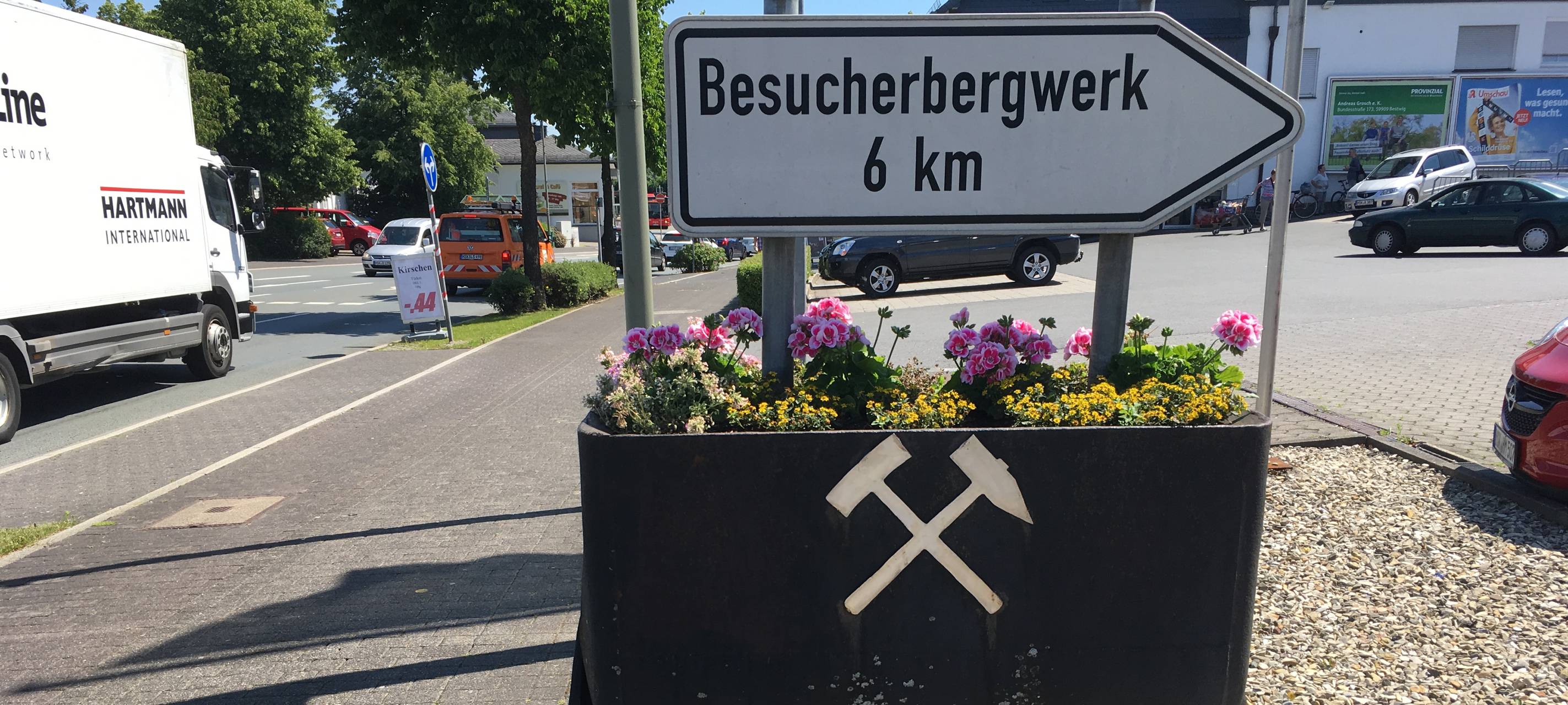 Aufgenommen im Juni 2019
Wegweiser zum Besucherbergwerk Beswig an der Hauptstraße B7 in Bestwig