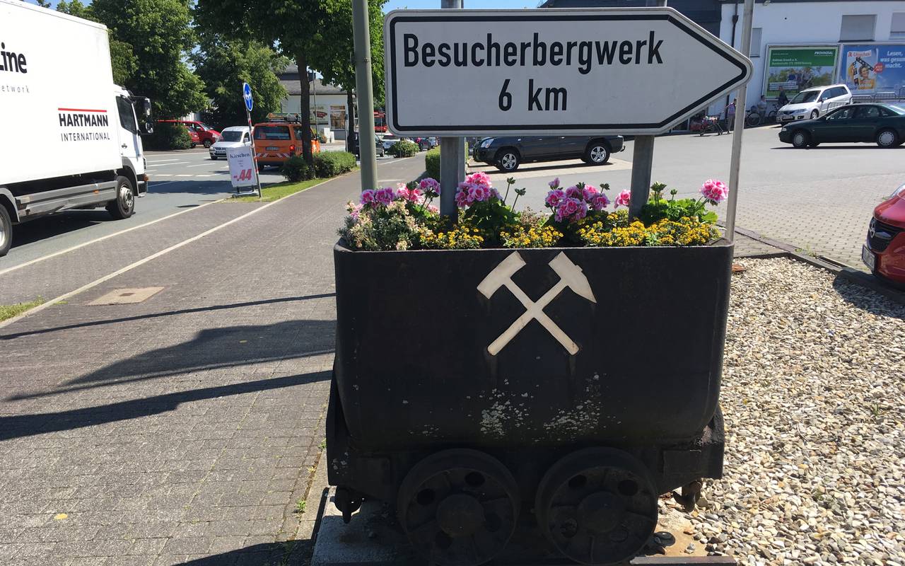 Aufgenommen im Juni 2019
Wegweiser zum Besucherbergwerk Beswig an der Hauptstraße B7 in Bestwig