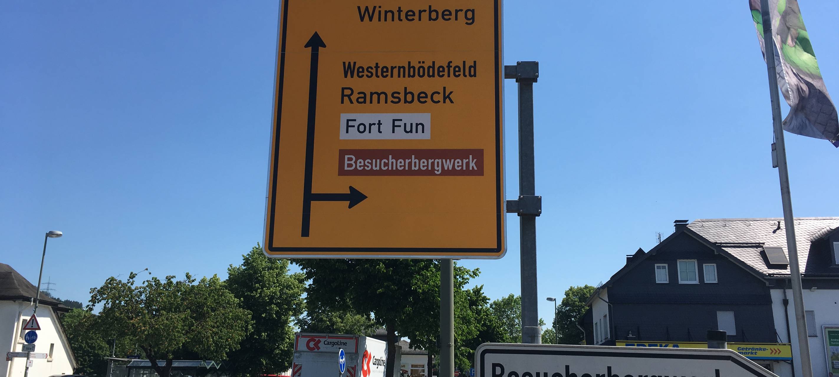 Aufgenommen im Juni 2019Straßenschild an der Durchgangsstraße Bestwig kurz vor dem Bahnhof.