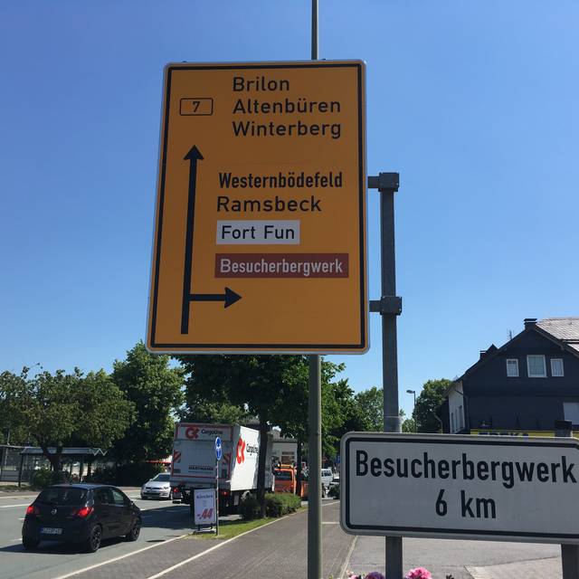 Aufgenommen im Juni 2019Straßenschild an der Durchgangsstraße Bestwig kurz vor dem Bahnhof.