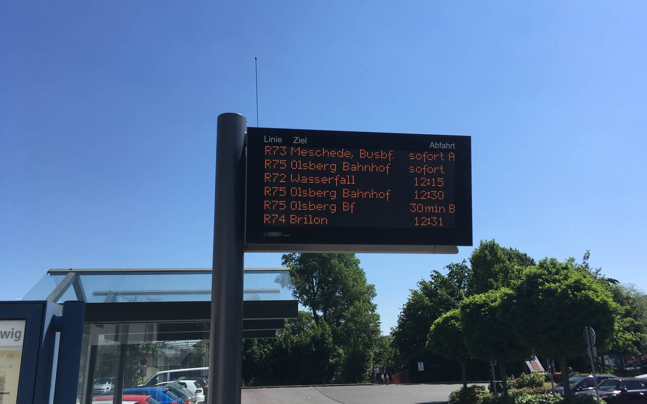 Aufgenommen im Juni 2019
Anzeigetafel mit den Abfahrtszeiten der Busse am (Bus-)bahnhof in Bestwig