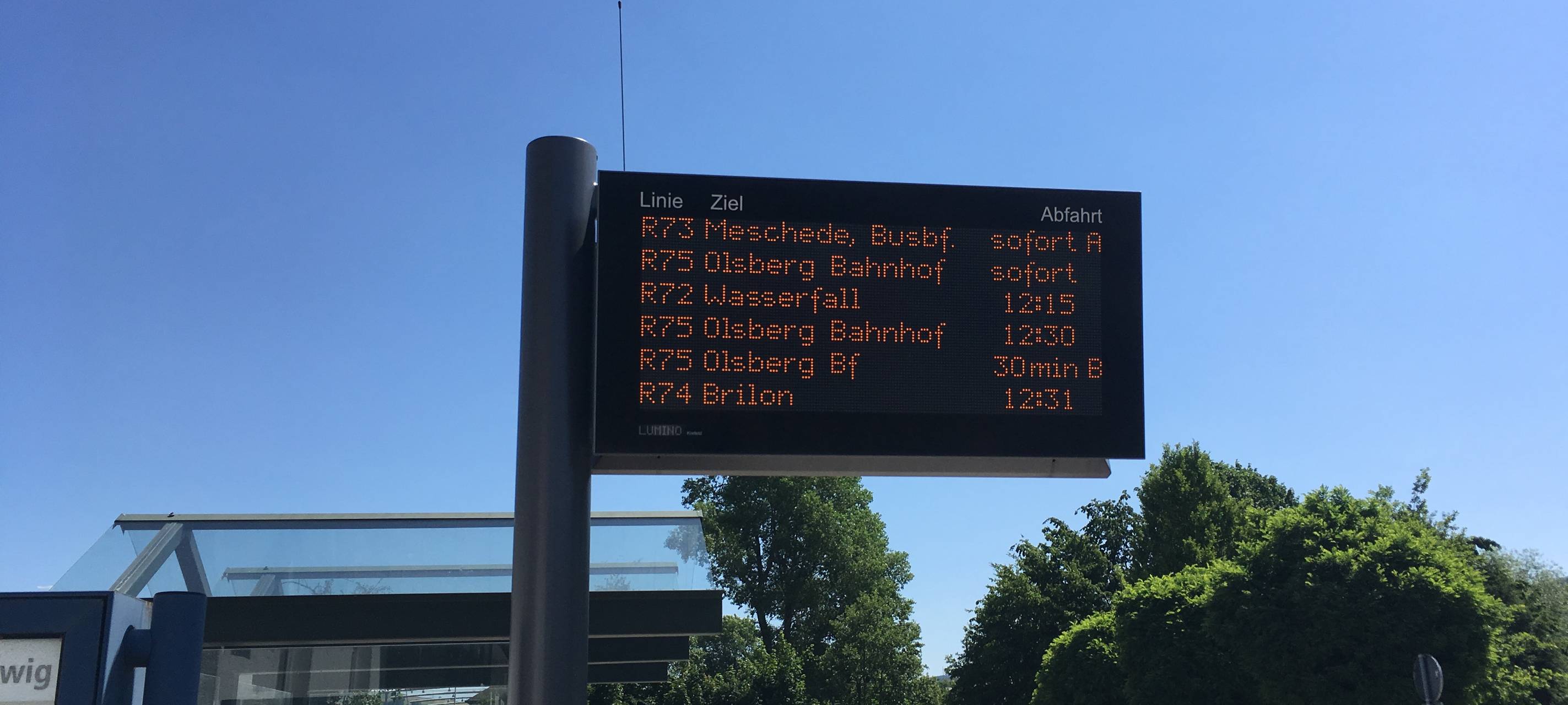 Aufgenommen im Juni 2019
Anzeigetafel mit den Abfahrtszeiten der Busse am (Bus-)bahnhof in Bestwig
