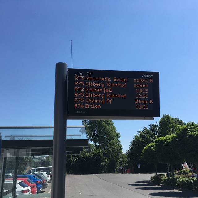 Aufgenommen im Juni 2019
Anzeigetafel mit den Abfahrtszeiten der Busse am (Bus-)bahnhof in Bestwig