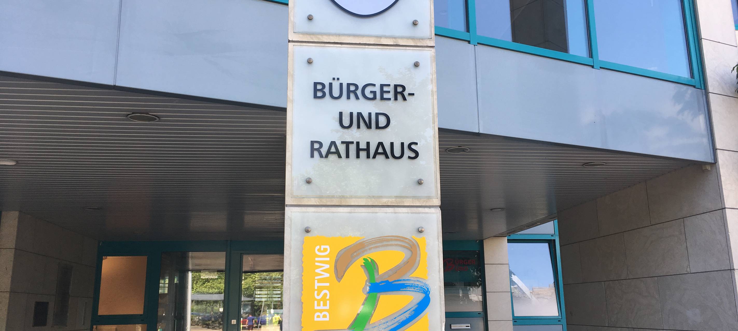 Aufgenommen im Juni 2019Pfeiler vor dem Rathaus in Bestwig