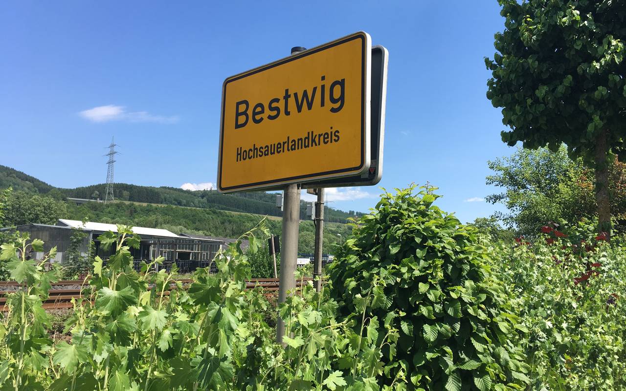 Aufgenommen im Juni 2019Ortsschild an der B7 zum Ortsübergang Velmede-Bestwig