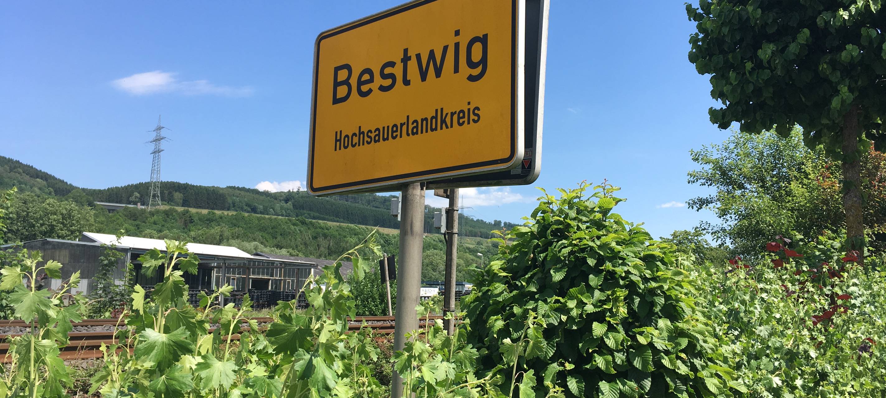 Aufgenommen im Juni 2019Ortsschild an der B7 zum Ortsübergang Velmede-Bestwig