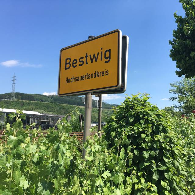 Aufgenommen im Juni 2019Ortsschild an der B7 zum Ortsübergang Velmede-Bestwig