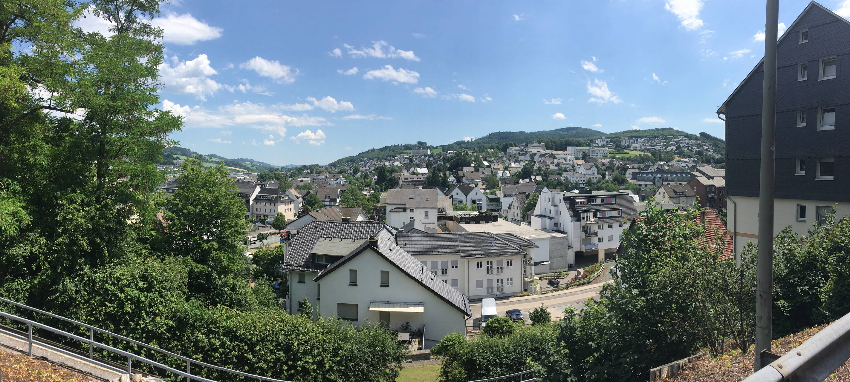 Aufgenommen im Juni 2019
Meschede von oben, zu sehen sind unter anderem das Kreishaus und das Krankenhaus