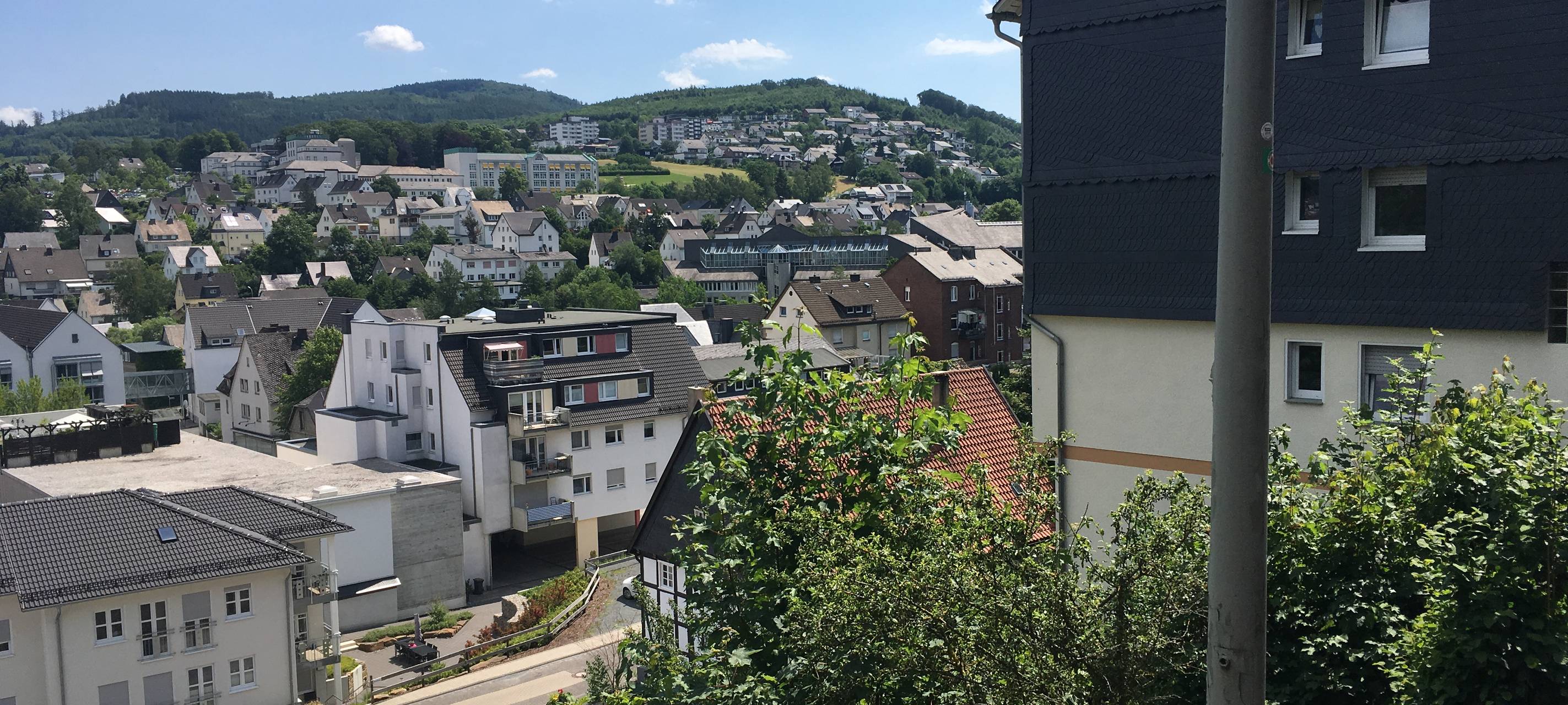 Aufgenommen im Juni 2019
Meschede von oben, zu sehen sind unter anderem das Kreishaus und das Krankenhaus.