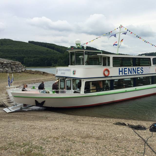 Die MS Hennesee auf dem Hennesee hat kurzfristig einen anderen Namen, weil der Bräutigam Hennes heißt.