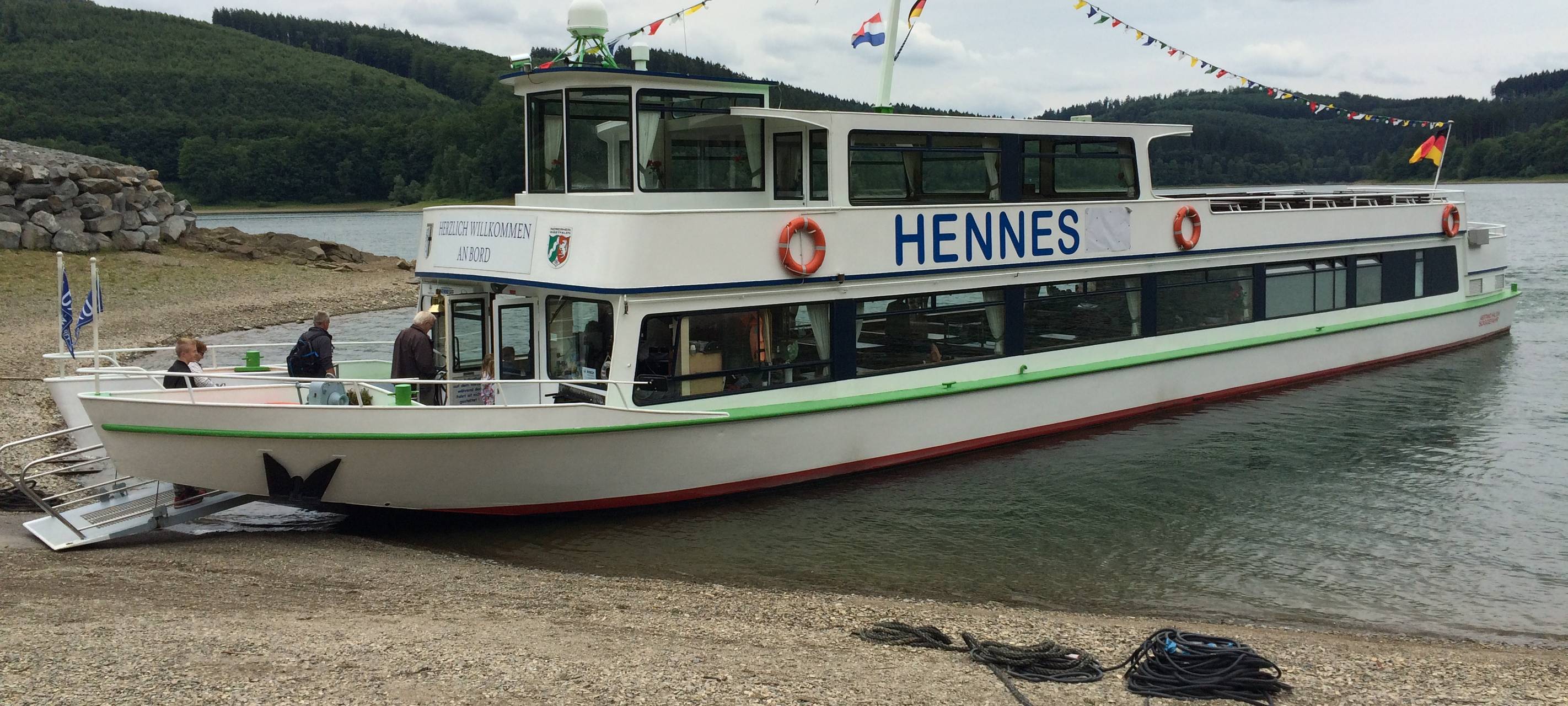 Die MS Hennesee auf dem Hennesee hat kurzfristig einen anderen Namen, weil der Bräutigam Hennes heißt.