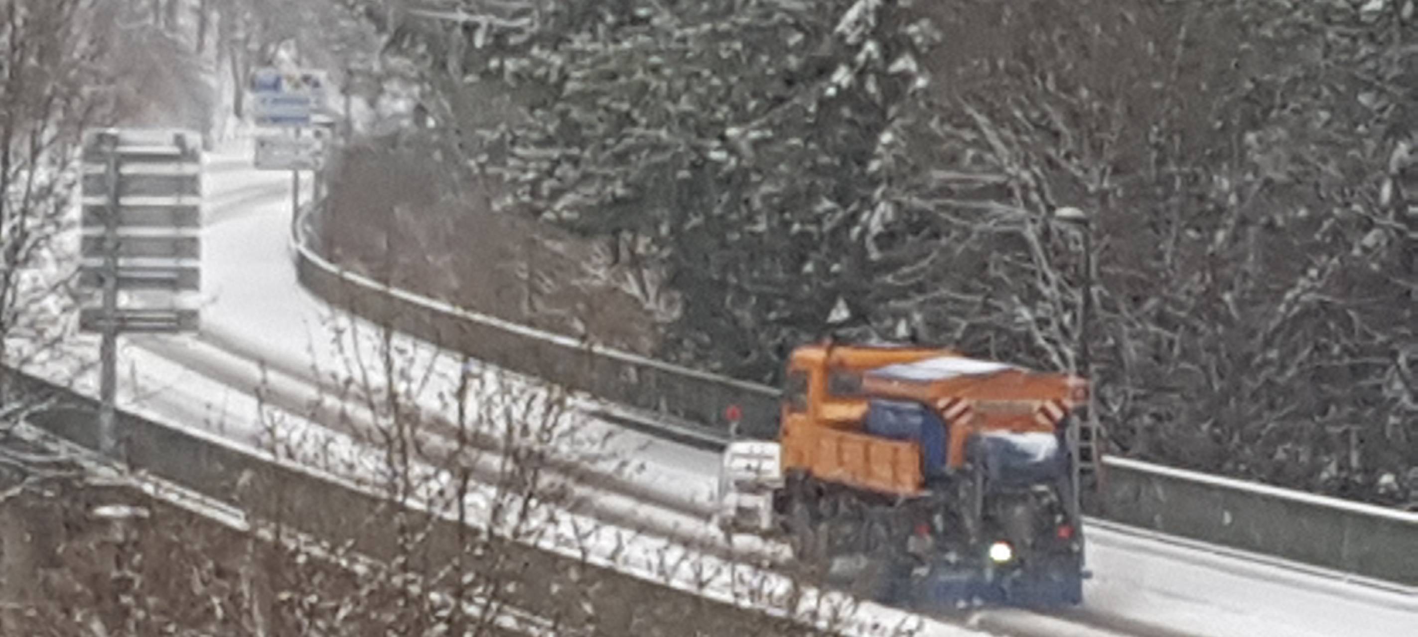 LKW bleiben im Schnee hängen