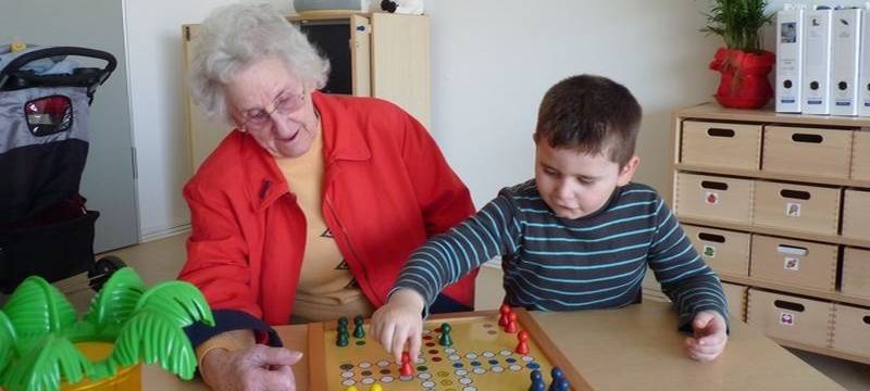 Oma und Kind spielen