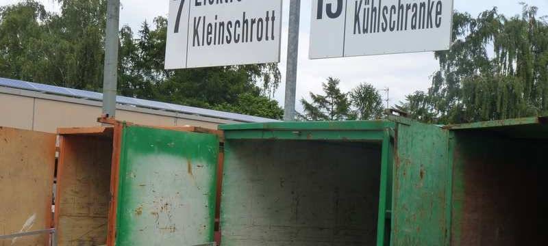 Container und Schild Elektroschrott.