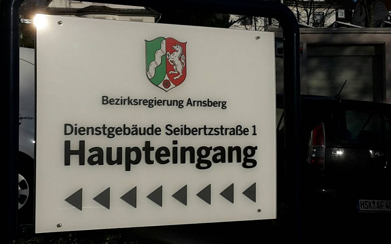 Eingangsschild Bezirksregierung Arnsberg