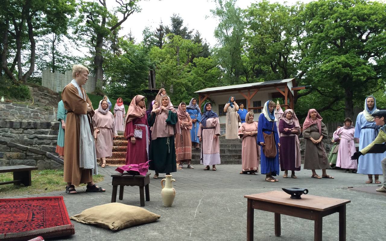 Szene von den Proben des Stücks "Maria Magdalena" auf der Freilichtbühne Hallenberg (Juni 2016).