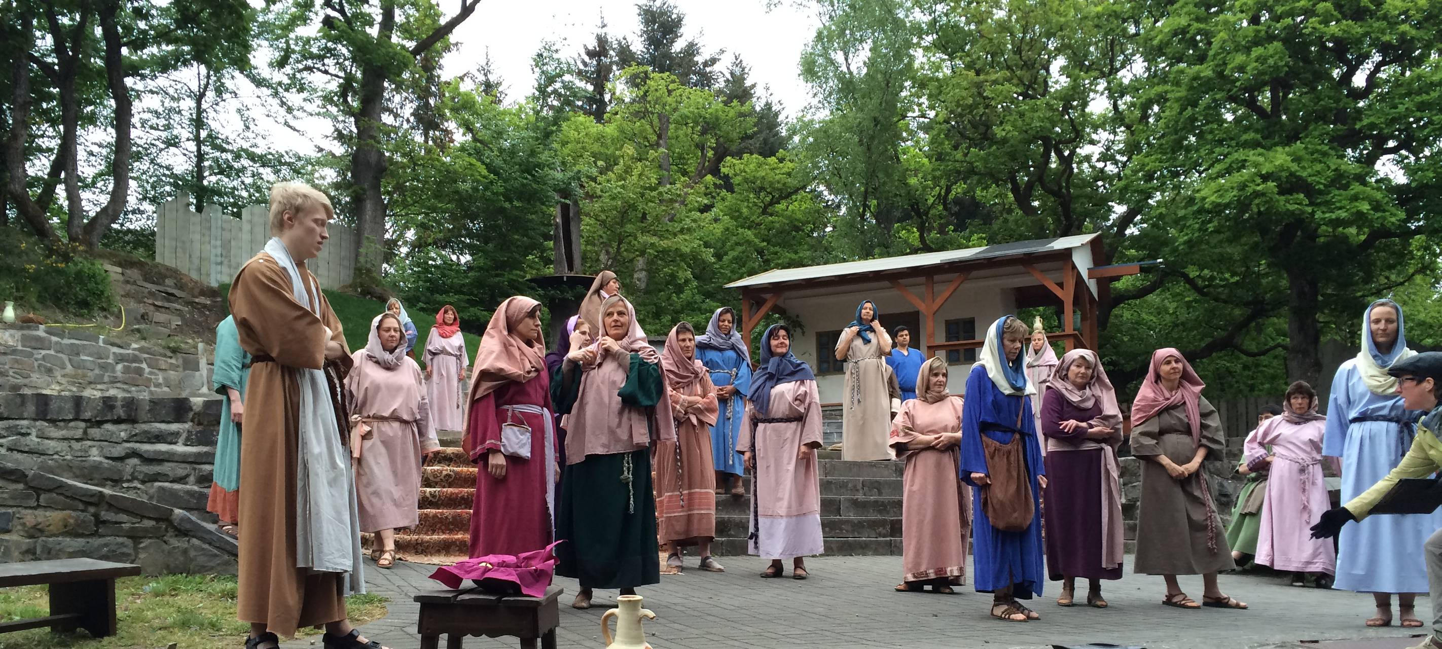 Szene von den Proben des Stücks "Maria Magdalena" auf der Freilichtbühne Hallenberg (Juni 2016).