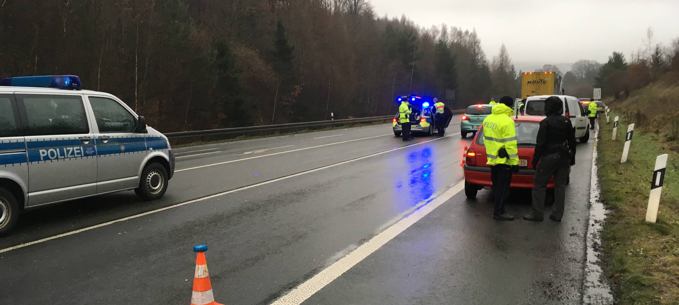 Polizeikontrolle an der Abfahrt der A 46 Niedereimer/Altstadt Arnsberg im Dez. 2017. Gesucht wurde vorallem nach Einbruchstätern.