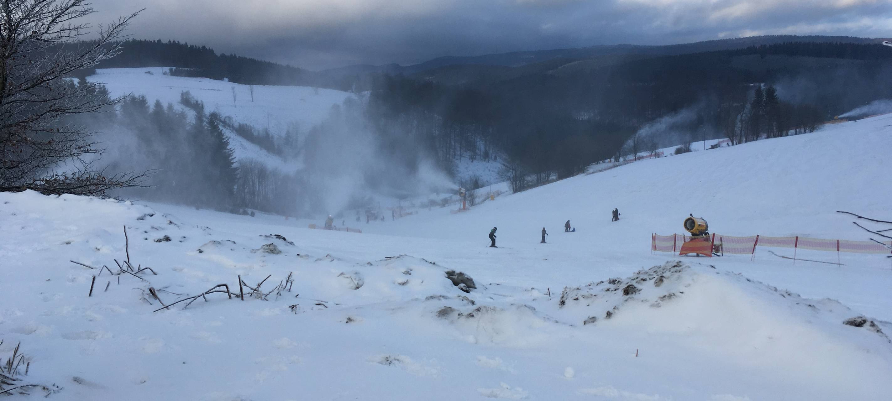 Schneekanone in Aktion in Altastenberg (Dez. 2017).