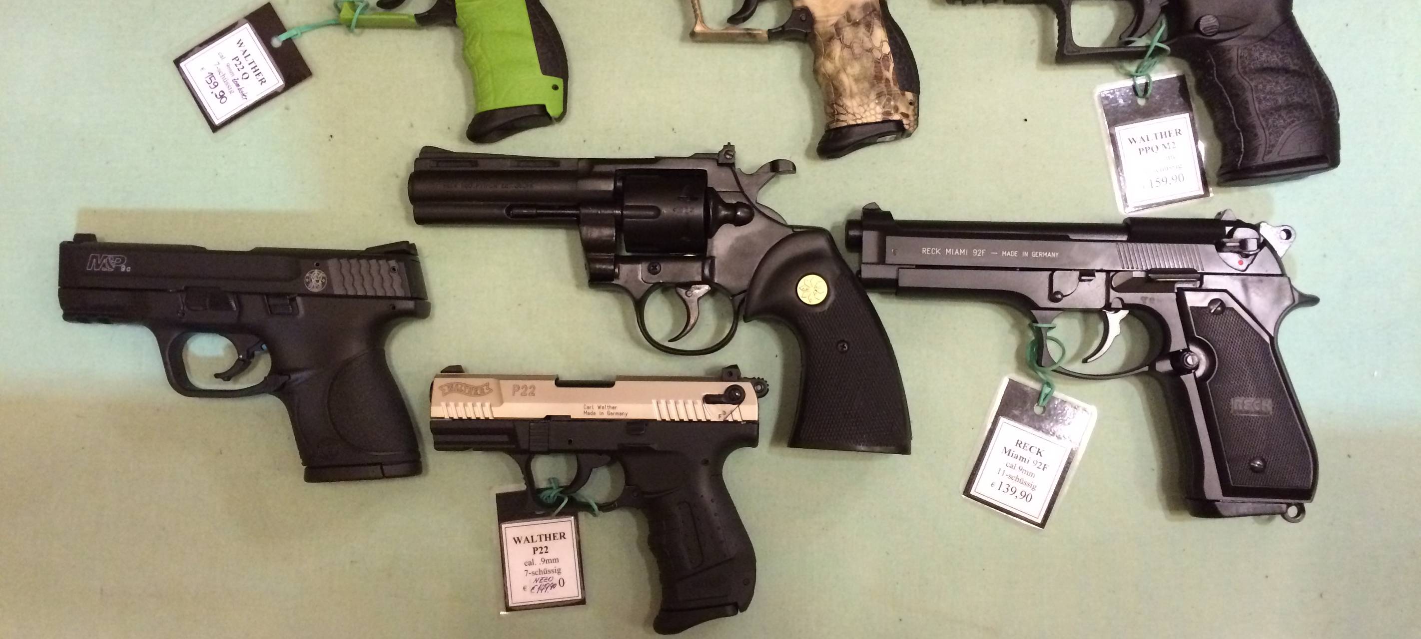 Das Angebot eines Neheimer Fachgeschäftes an Schreckschußpistolen.