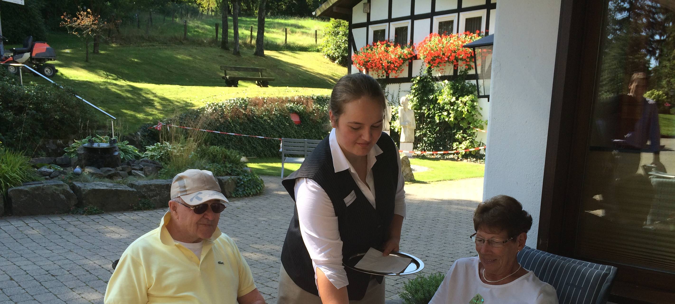 Johanna Leber (Mitte) ist Auszubildende im ersten Lehrjahr im "Jagdhaus Wiese" in Schmallenberg-Jagdhaus. (August 2016)