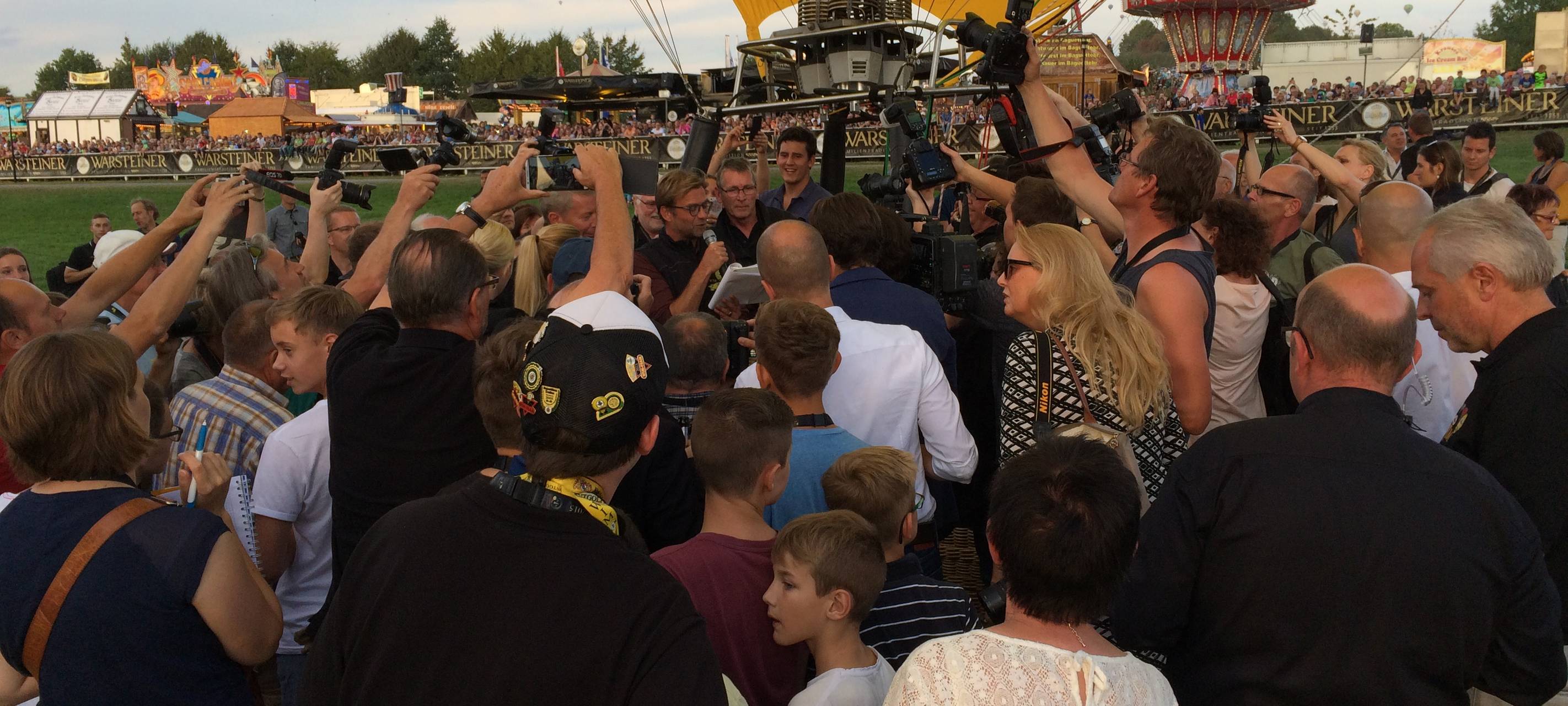 Ballontaufe durch Jürgen Klopp auf der Montgolfiade 2016.