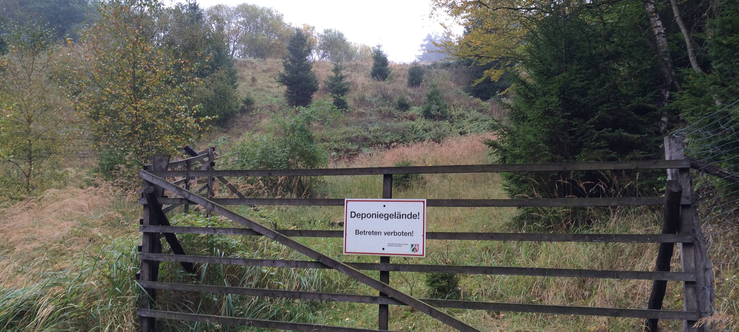 Die Deponie Lattenberg zwischen Arnsberg-Oeventrop und Hirschberg soll voraussichtlich bis 2020/21 vollständig abberäumt werden. Sie ist abgesichert und droht abzurutschen.Die vom Abrutschen bedrohte Deponie Lattenberg ist vollständig abgeriegelt, zahlreiche Wanderwege in der Umgebung gesperrt.