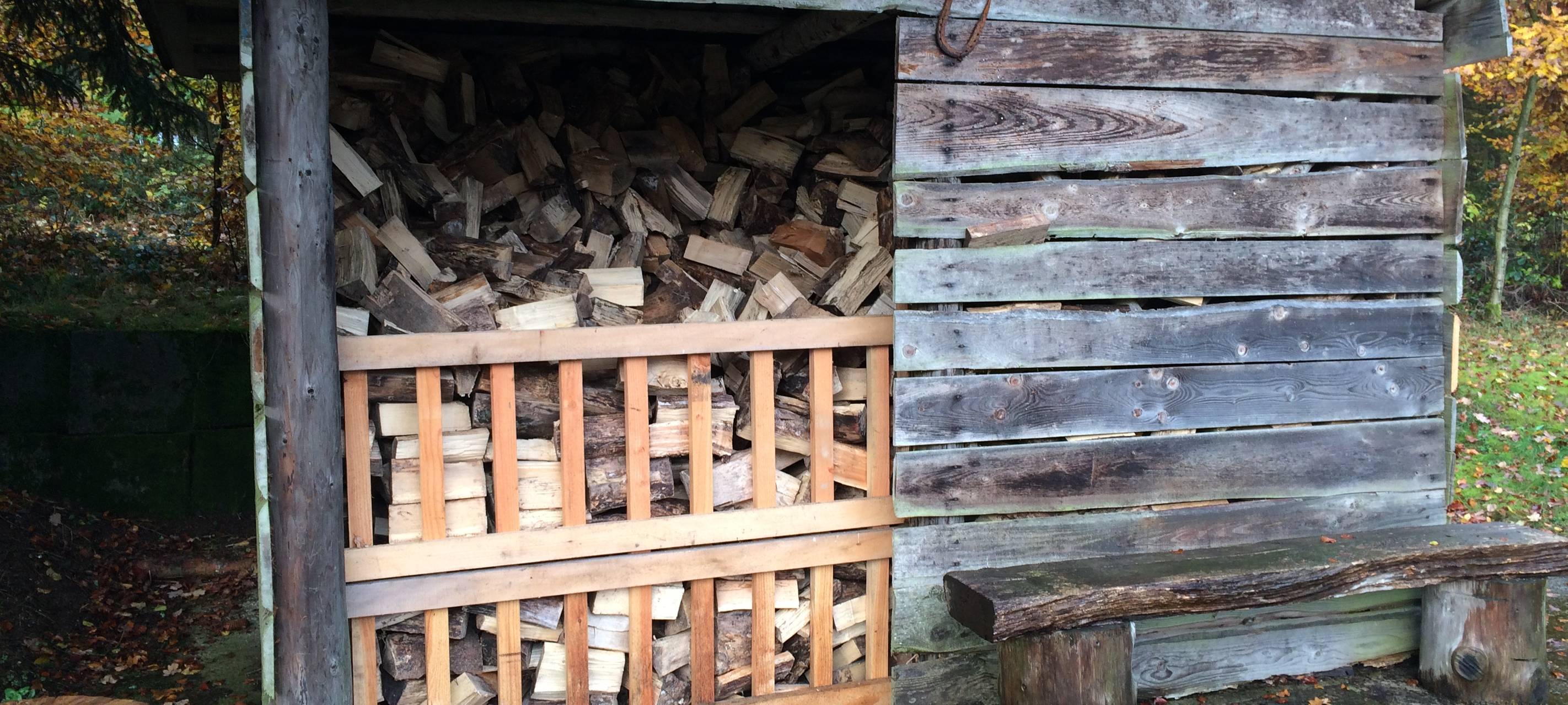 Kaminholz fertig gespalten in einer Schütte.