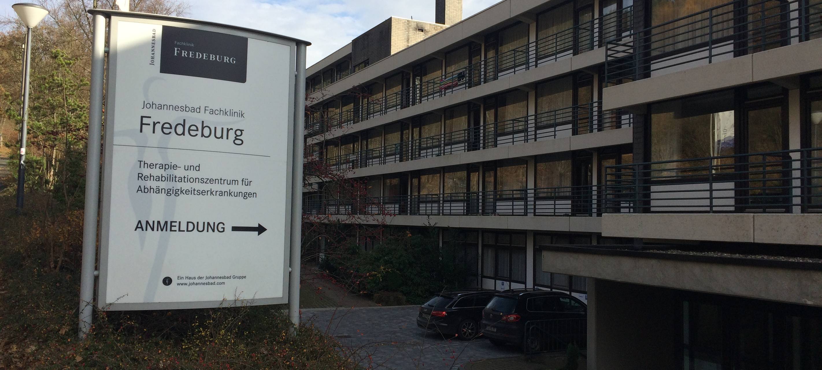 Die Johannesbad Fachklinik Fredeburg ist ein Therapie-und Rehazentrum für Abhängigkeitserkrankungen.Die Fachklinik Fredeburg gehört zur Johannesbad-Gruppe, die noch die Fachklinik Hochsauerland und die Holthauser Mühle betreibt.