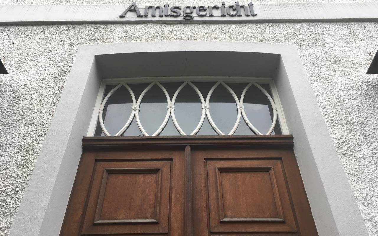 Eingang des Amtsgerichts Schmallenberg in Bad Fredeburg - geht aber auch als Symbolbild.
