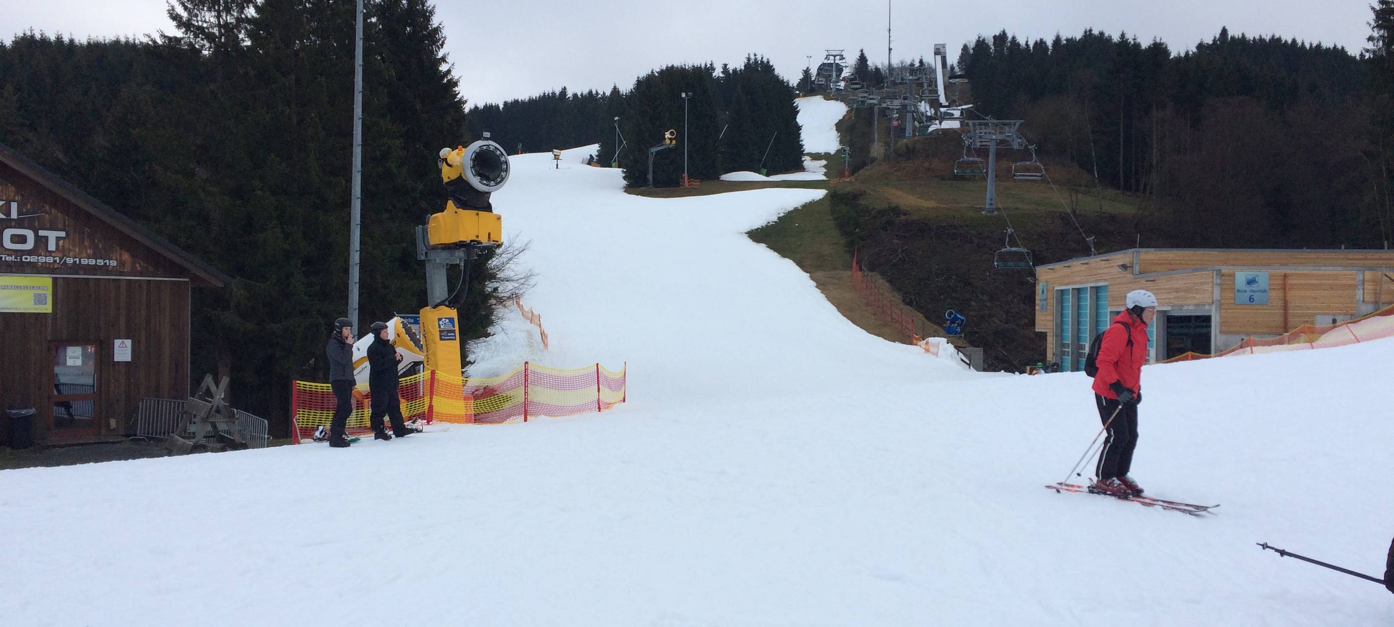 Inmitten grüner Wälder laufen in Winterberg zur Zeit 16 Lifte auf Kunstschnee. Hier am Poppenberg bei Möppis Hütte (19.12..2016).