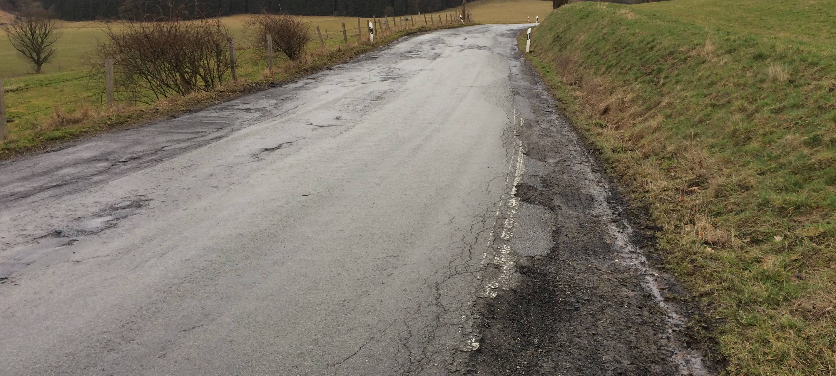 Schlaglöcher auf der Landstraße zwischen Wenholthausen und Meschede-Grevenstein.