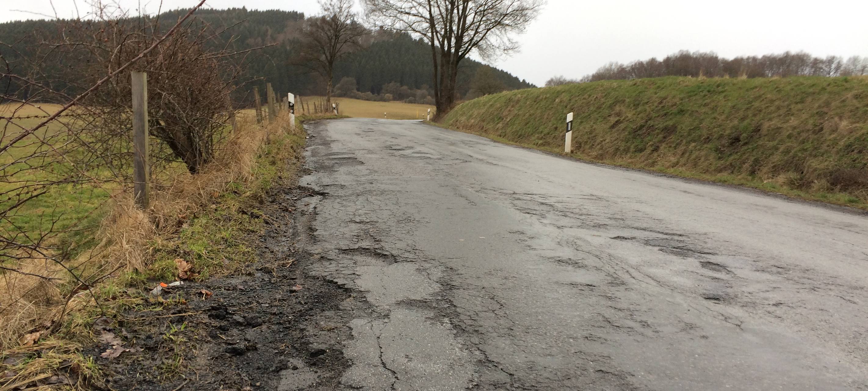 Schlaglöcher auf der Landstraße zwischen Wenholthausen und Meschede-Grevenstein.