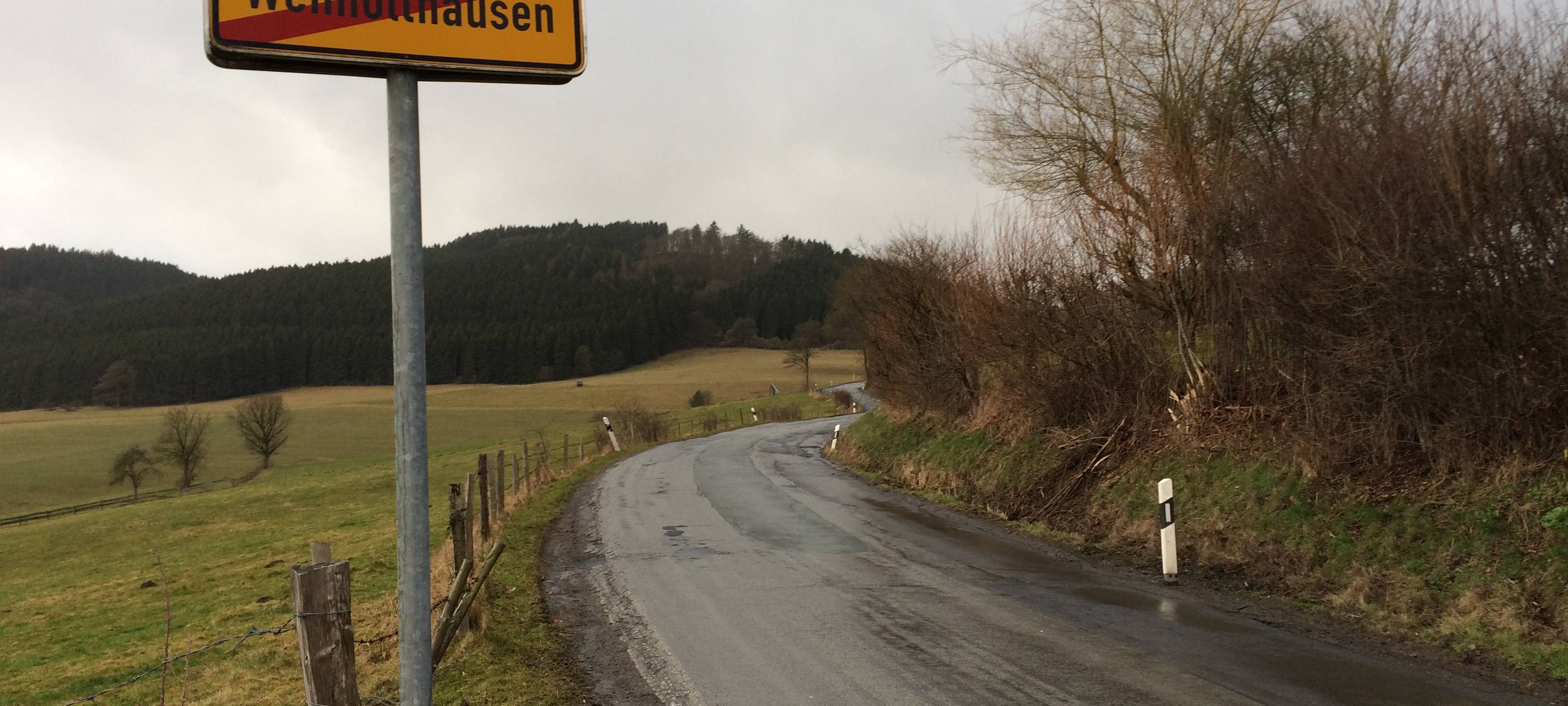Schlaglöcher auf der Landstraße zwischen Wenholthausen und Meschede-Grevenstein.