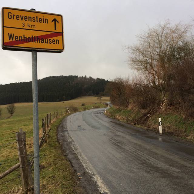 Schlaglöcher auf der Landstraße zwischen Wenholthausen und Meschede-Grevenstein.