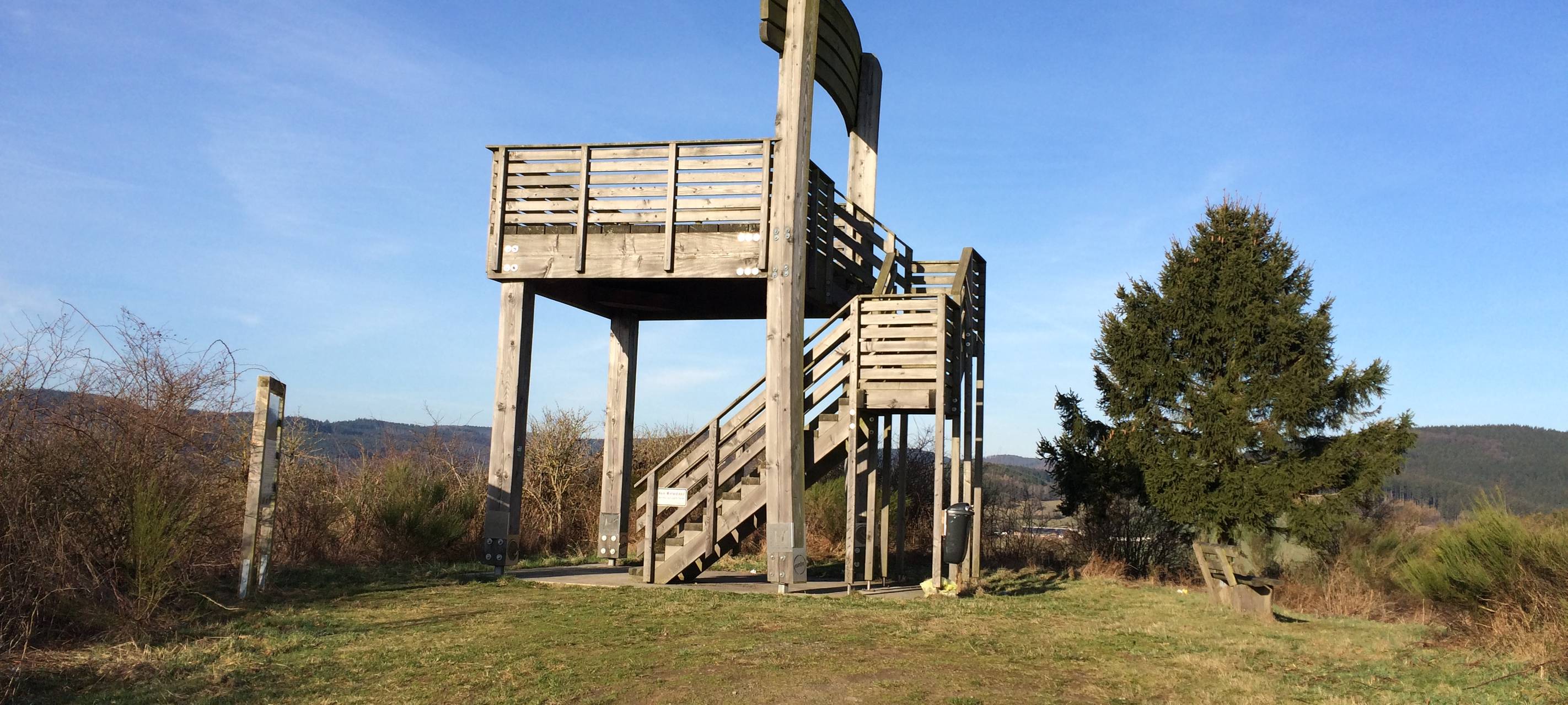 Der wohl größte Holzstuhl der Welt mit 8m Höhe steht in Hallenberg. Er erinnert an den ersten Holzstuhl der Fa. Kusch in Hallenberg.