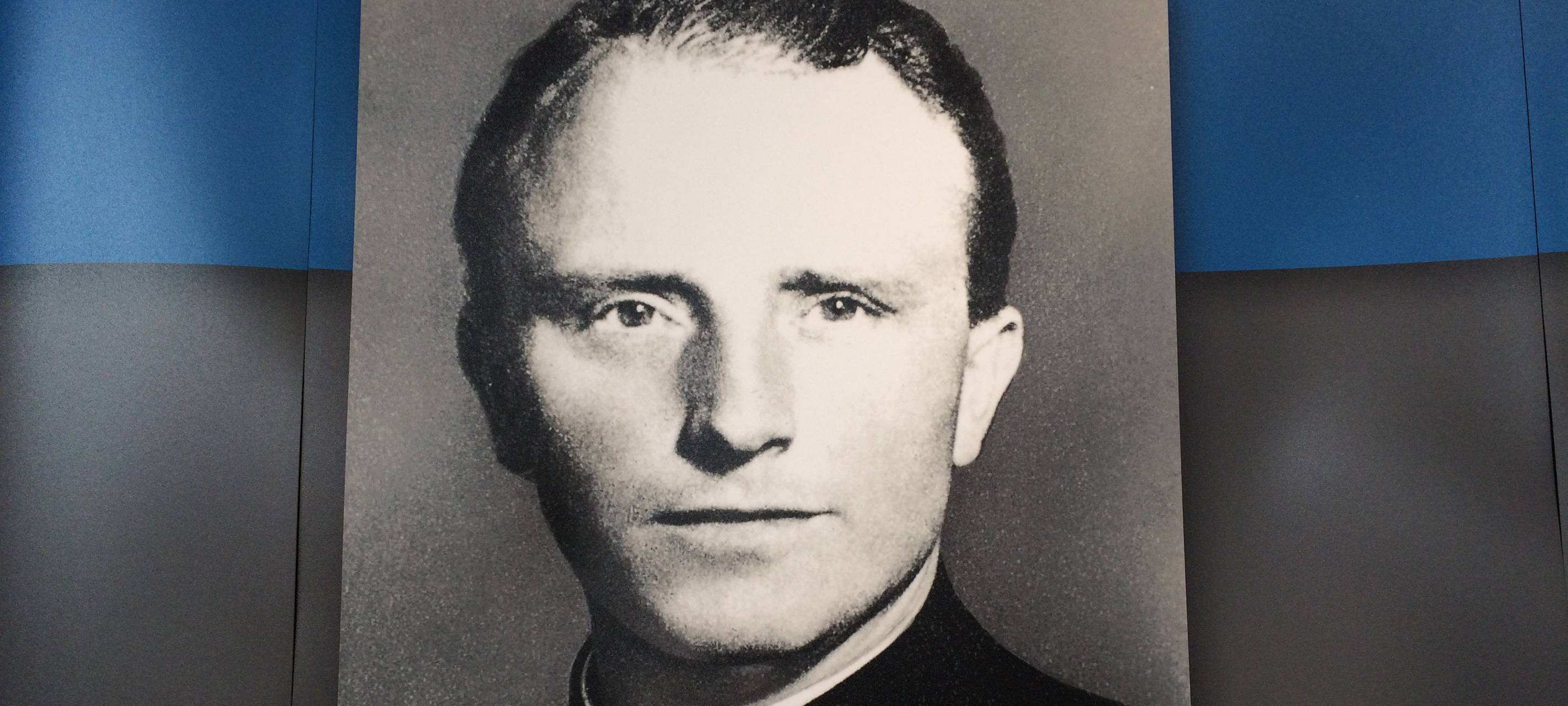 Sie neue Franz-Stock-Wanderausstellung wurde im Februar 2018 offiziell vorgestellt. Im Auftrag des Neheimer Franz-Stock-Komittees wurde sie von FH in Meschede konzipiert und medial aufgestellt. Die Ausstellung besteht aus 3 großen Stellwänden, die schnell auf-und abgebaut werden können. Per QR-Codes können im Smartphone Filme über Franz Stock angesehen werden oder Übersetzungen des Textes ins Englische oder Französische.