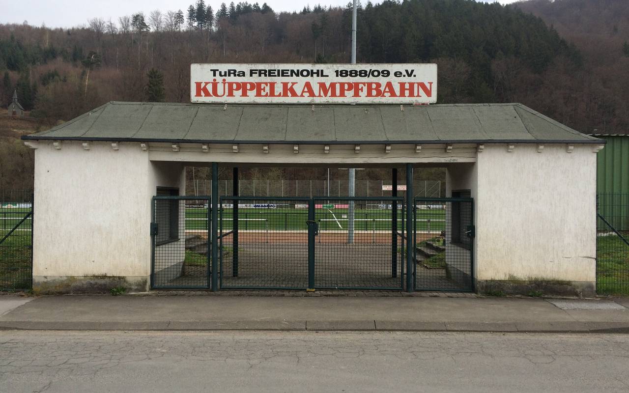 Eingang zum Stadion von TuRa Freienohl, verschlossen mit einer Kette.