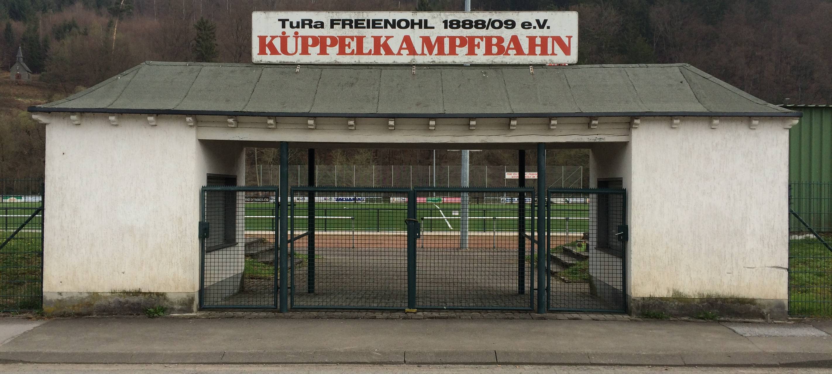 Eingang zum Stadion von TuRa Freienohl, verschlossen mit einer Kette.