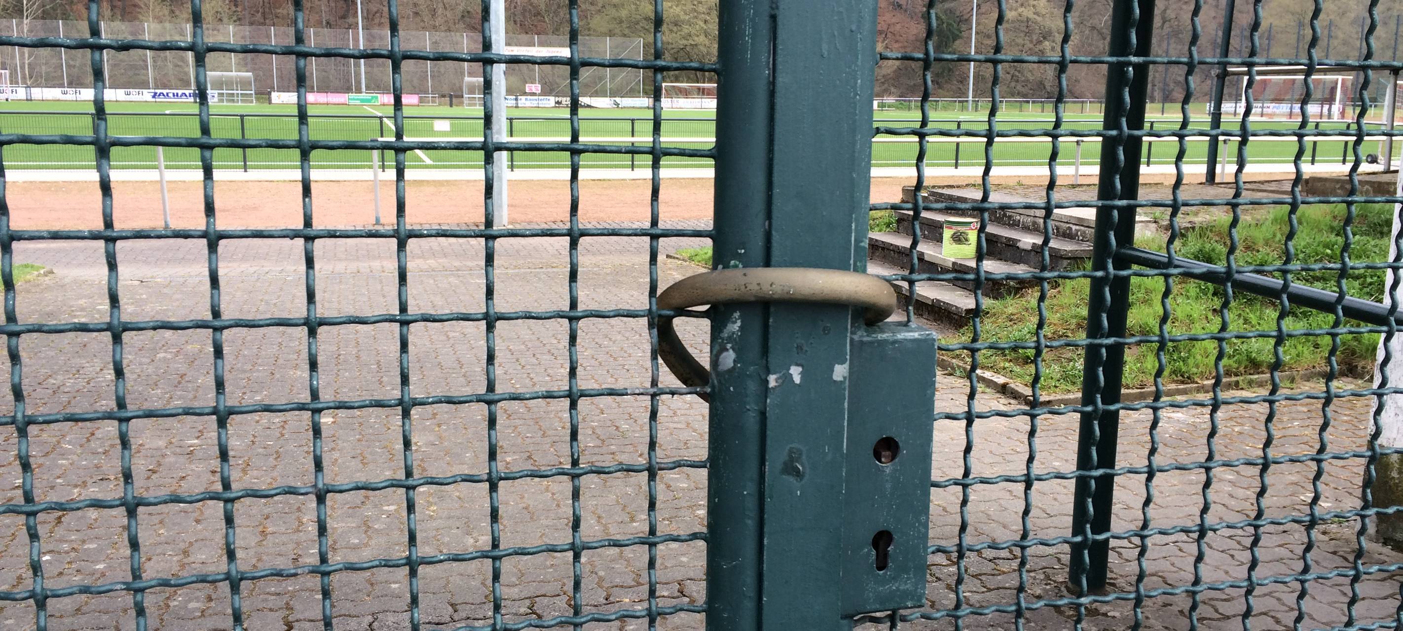 Mit Kette verschlossenes Stadiontor in Freienohl, Küppelkampfbahn des TuRa Freienohl.