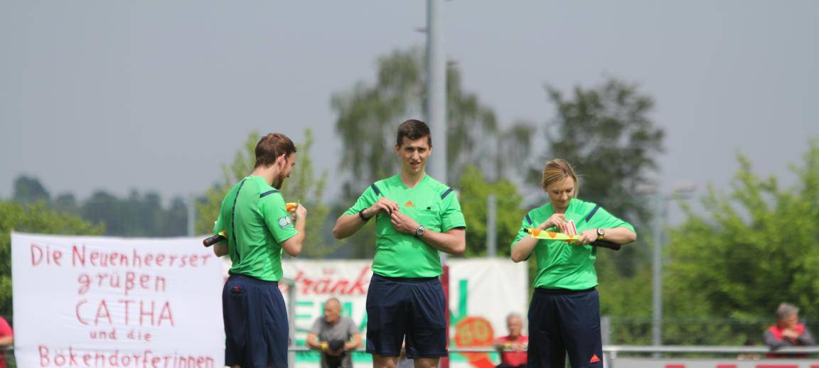 Christofer Paschen (20) wohnt in Marsberg-Oesdorf und ist 2016 zum "Jungschiedsrichter des Jahres" im Sportkreis Höxter gewählt worden. Er pfeift für den FC Westheim-Oesdorf, der in diesem Kreis spielt.