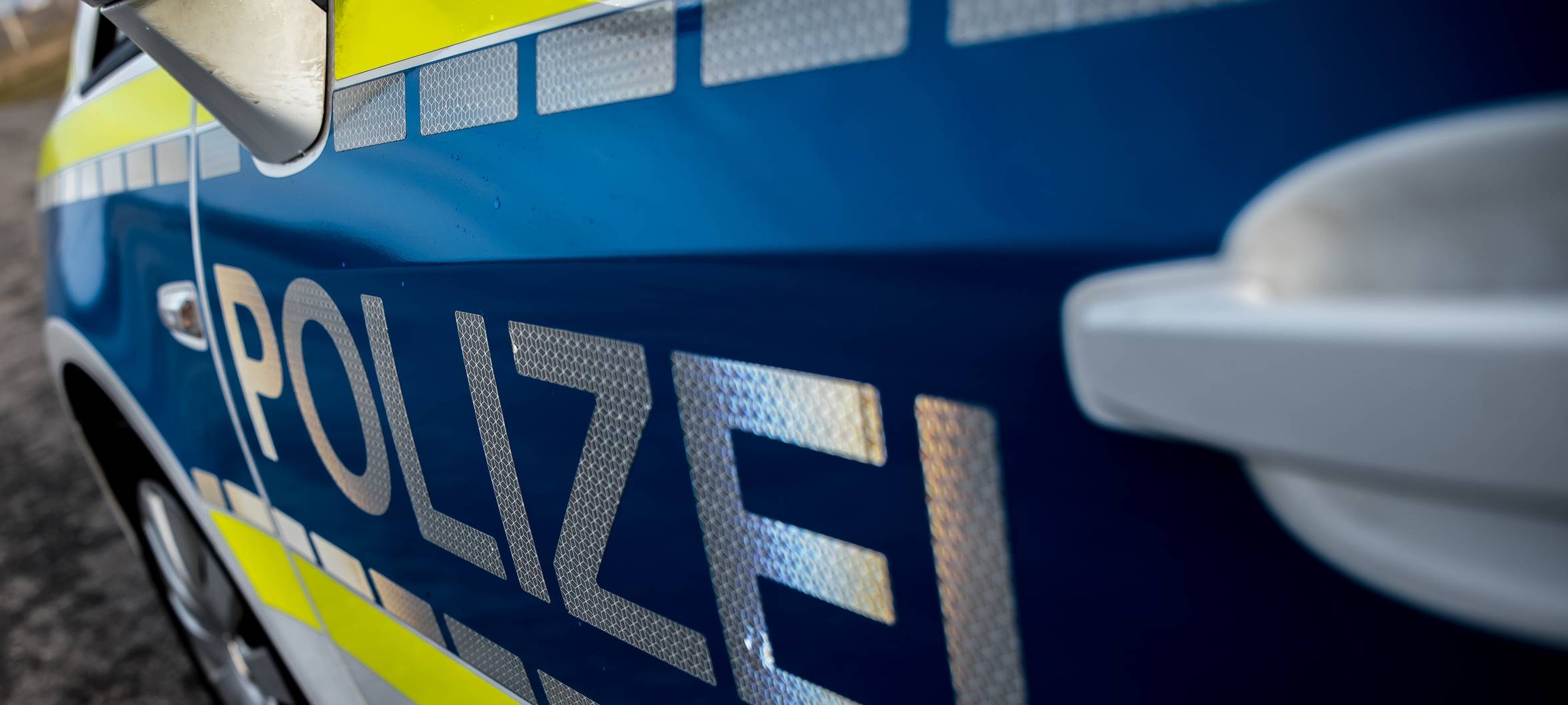 Ein Einsatzwagen der Polizei (Symbolbild).
Bei Verwendung in Social Media muss die Bildquelle am Bild genannt werden; bei Verwendung als Nachrichtenbild spielt das System diese automatisch mit aus.