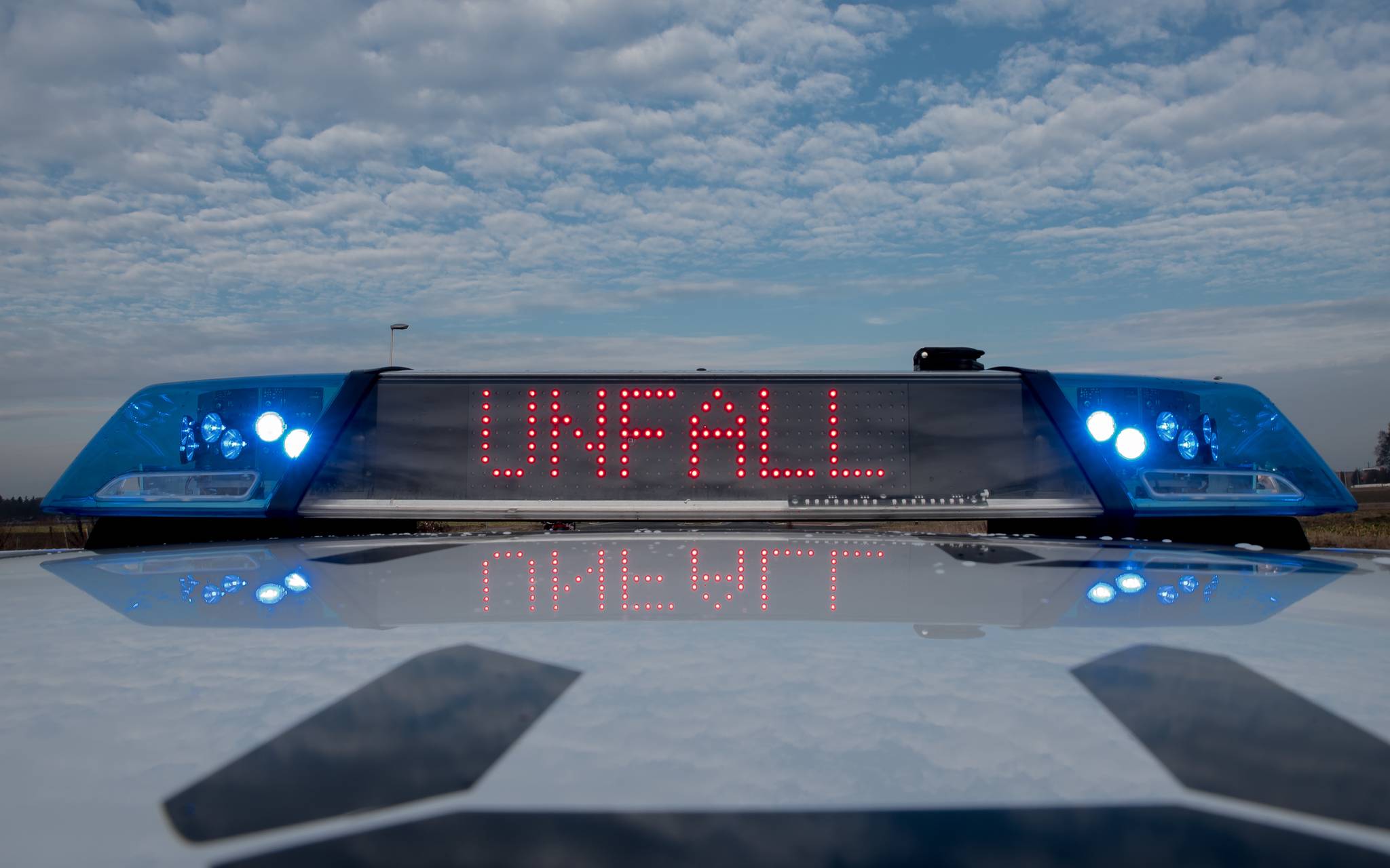 Ein Einsatzwagen der Polizei mit Blaulicht und aktivem Schriftzug "Unfall" (Symbolbild). Bei Verwendung in Social Media muss die Bildquelle am Bild genannt werden; bei Verwendung als Nachrichtenbild spielt das System diese automatisch mit aus.