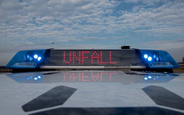 Ein Einsatzwagen der Polizei mit Blaulicht und aktivem Schriftzug "Unfall" (Symbolbild). Bei Verwendung in Social Media muss die Bildquelle am Bild genannt werden; bei Verwendung als Nachrichtenbild spielt das System diese automatisch mit aus.